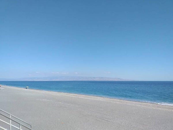 Roccalumera, indipendente fronte mare