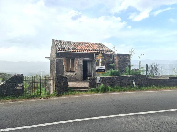 Castiglione Di Sicilia, Rustico con vigneto in produzione - Passopisciaro, cuore dell’Etna DOC