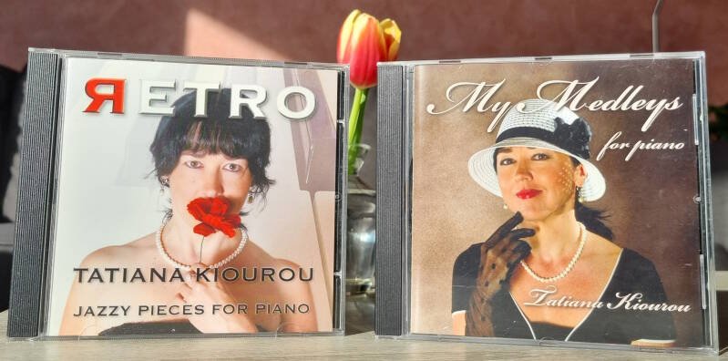 De twee CD's van Tatiana Kiourou naast elkaar
