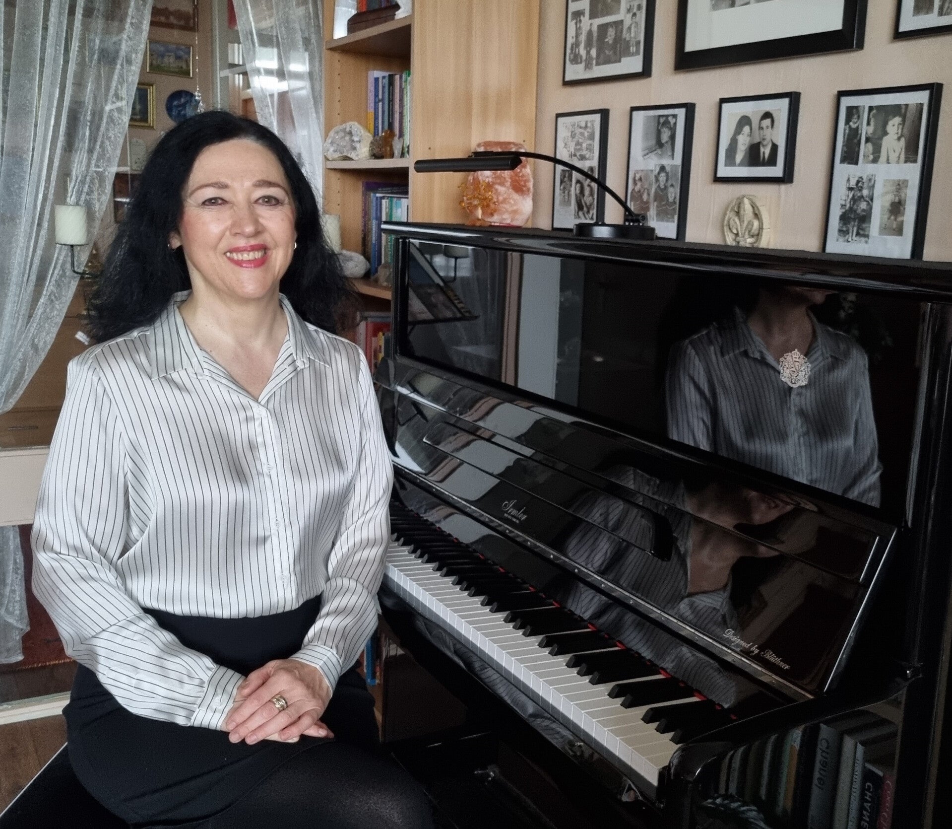 Tatiana Kiourou achter haar piano bij haar thuis