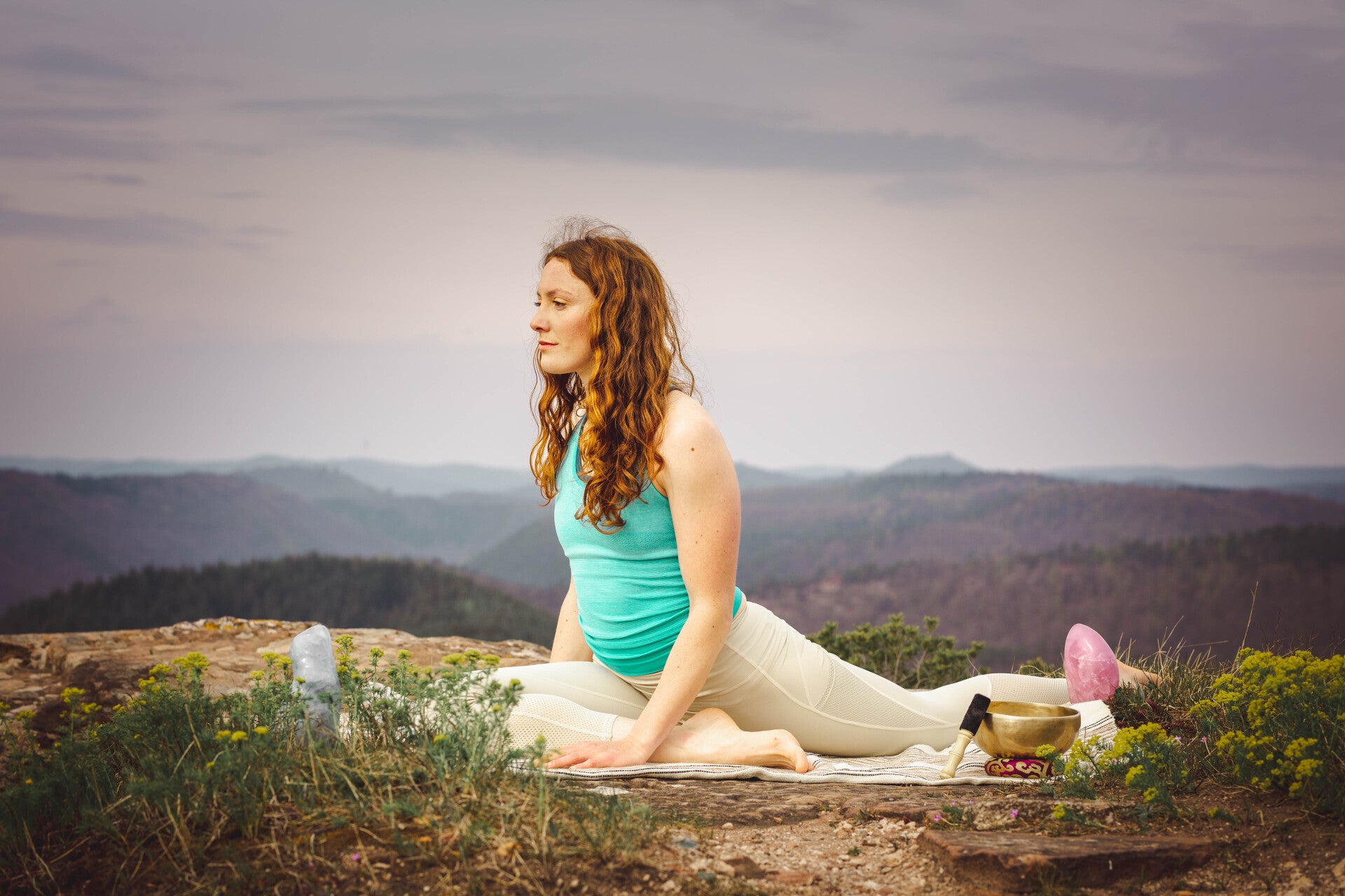 Posture de Yoga au sommet d'un rocher