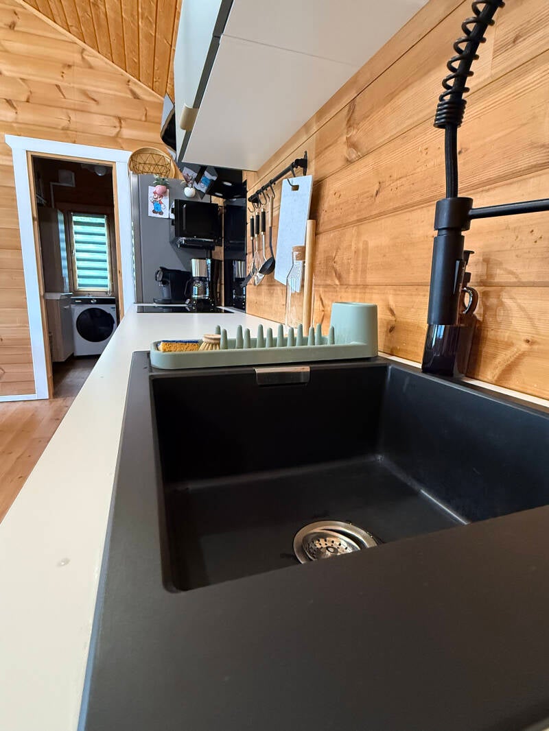 Espace cuisine, plan de travail et évier kota coeur de bois 