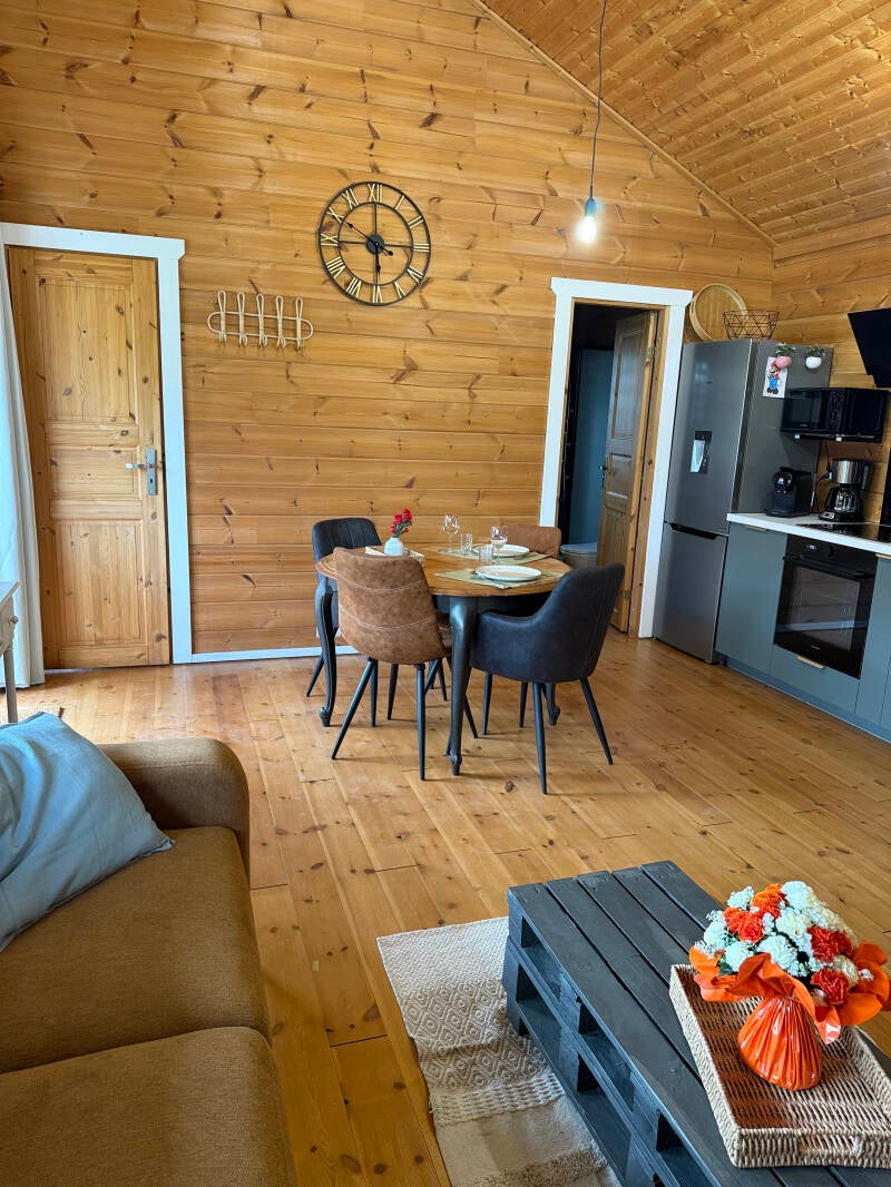 Vue sur le coin repas depuis le salon kota coeur de bois 