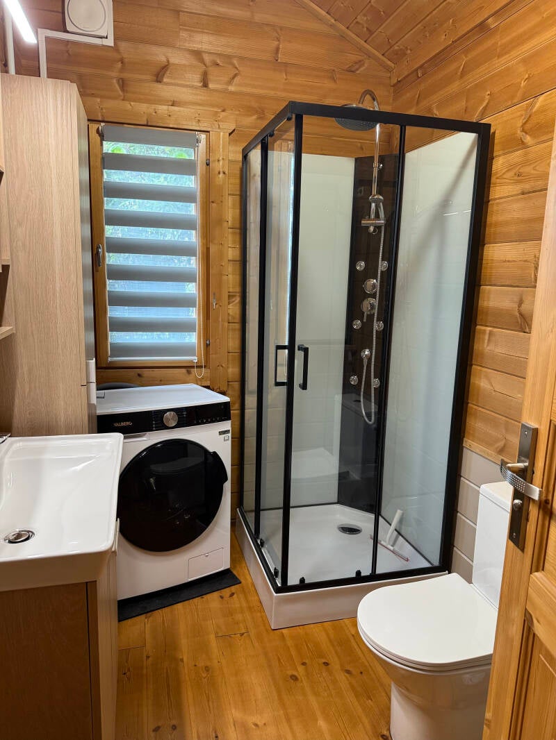 Salle de bain avec son équipement et WC kota coeur de bois 