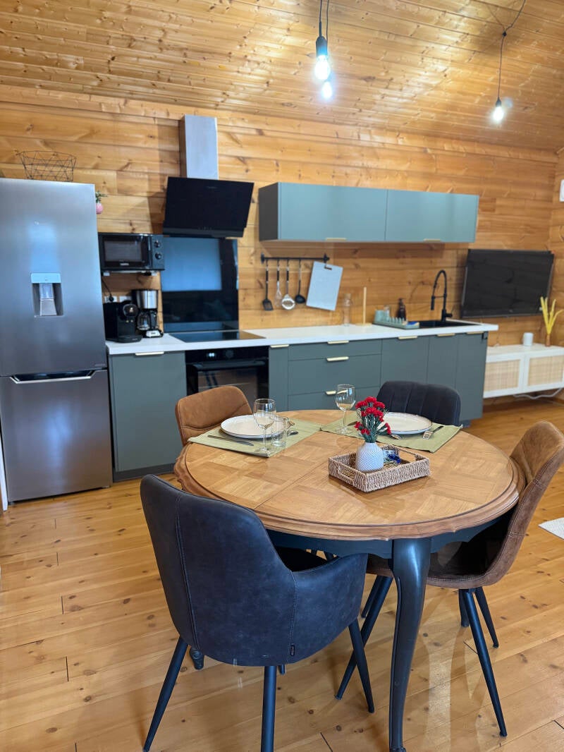 Vue du séjour, espace repas et cuisine kota coeur de bois 