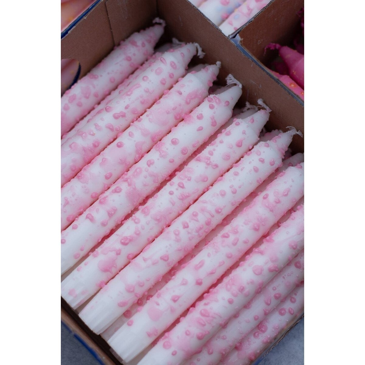 Conische kaarsen - roze confetti druppels