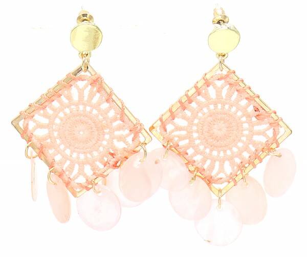 Ibiza oorbellen gewoven schelpen pink