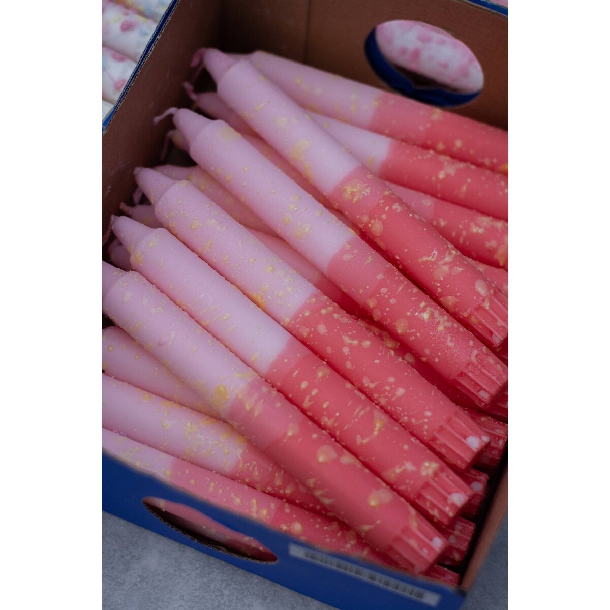 Conische kaarsen - roze/rood, gele druppels