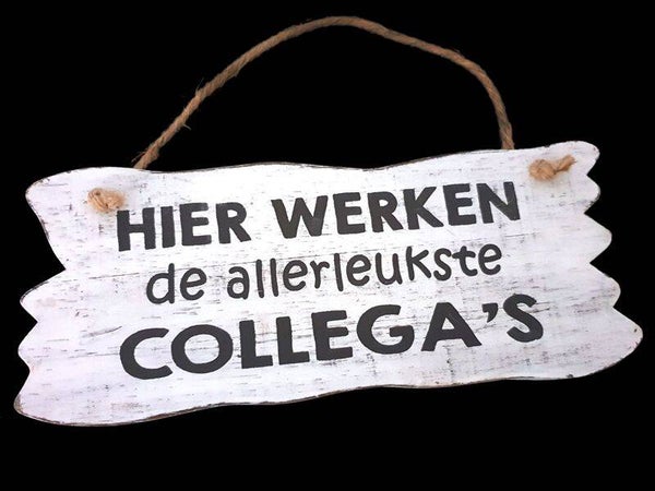 Houten hangend bord "hier werken de leukste collega's "