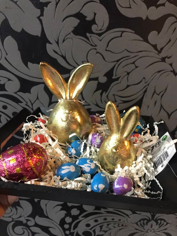 Cadeaupakket 2x onze Harrold met paaseitjes. Dienblad zwart.