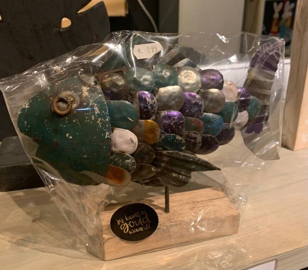 Vis van metaal op staande voet.