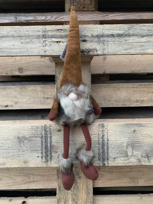 Gnoom Driekus Bruin zittend