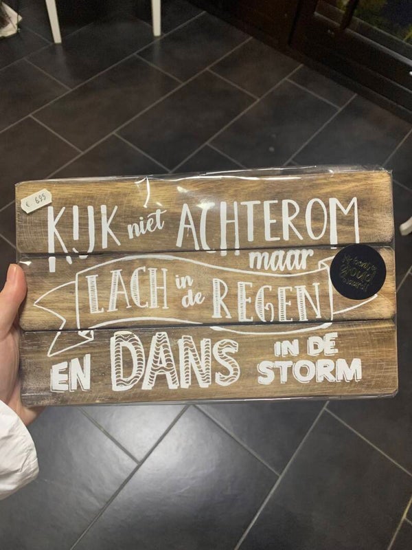 Houten hangend bord "kijk niet achterom..."