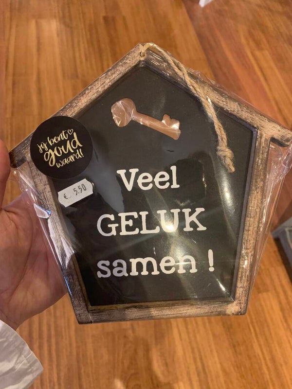 Houten hangend bordje huisje "veel geluk samen"