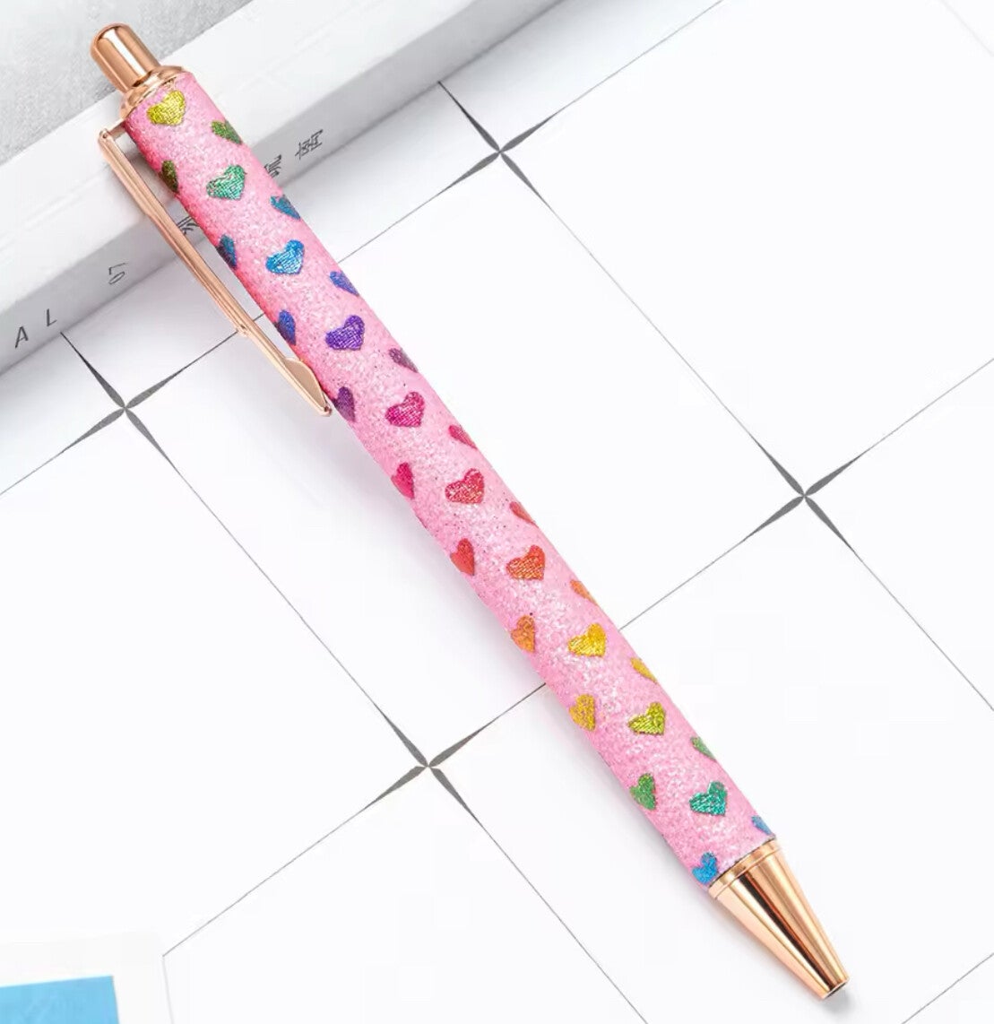 Pen roze met gekleurde hartjes