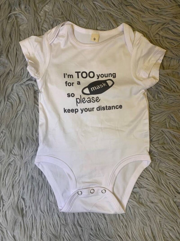 Romper wit "too young for a mask" 6mnd