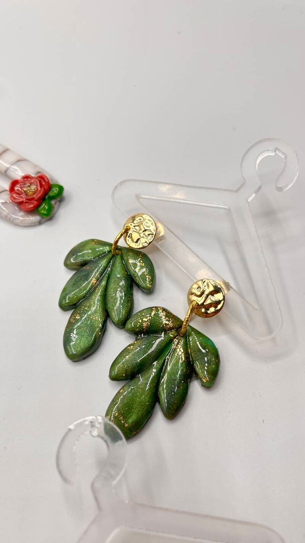 Ohrringe mit Goldakzenten & Resin-Glanz
