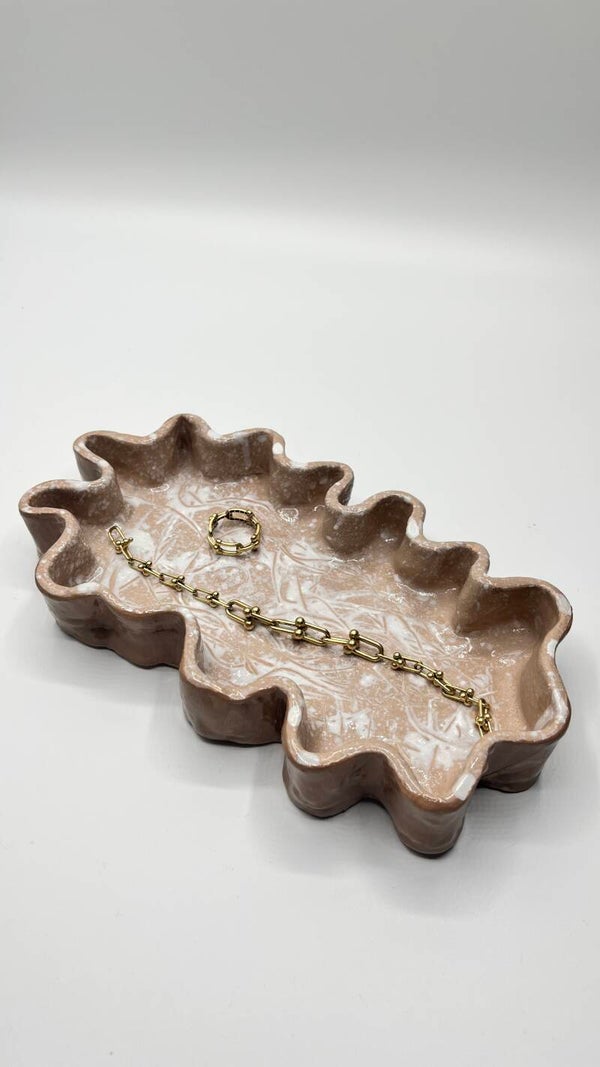 Handgemachte Schmuckschale mit Wellenrand