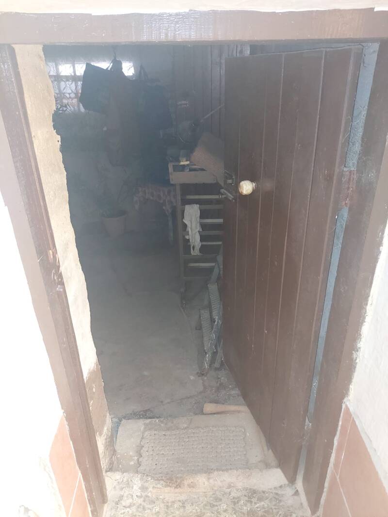 deur naar souterrain huis kopen hongarije