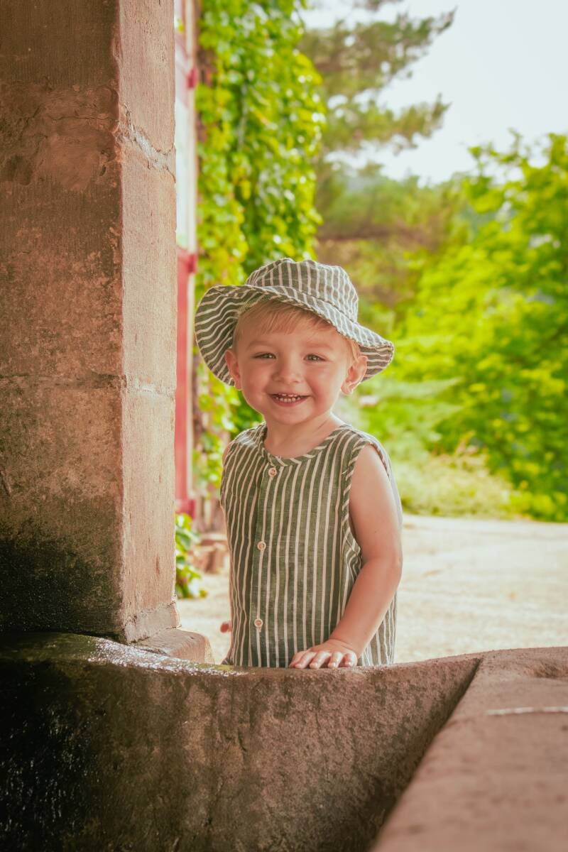 schoon stondeke fotografie, helmond, op buiten locatie in natuur, klein kindje, familie fotoshoot