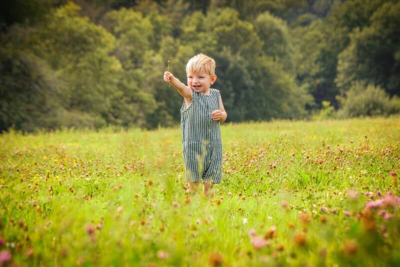 schoon stondeke fotografie, helmond, op buiten locatie in natuur, klein kindje, familie fotoshoot 2-standard.jpg