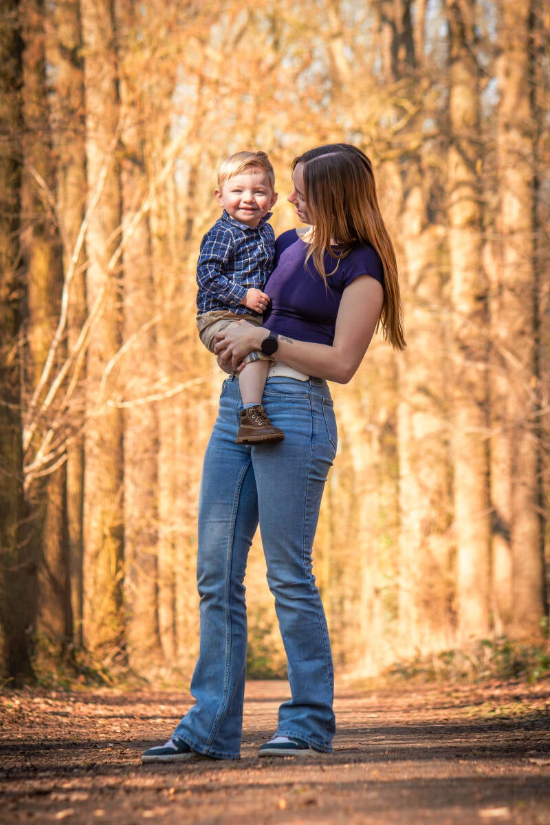 schoon stondeke fotografie, helmond, op buiten locatie in natuur, klein kindje, familie fotoshoot 4