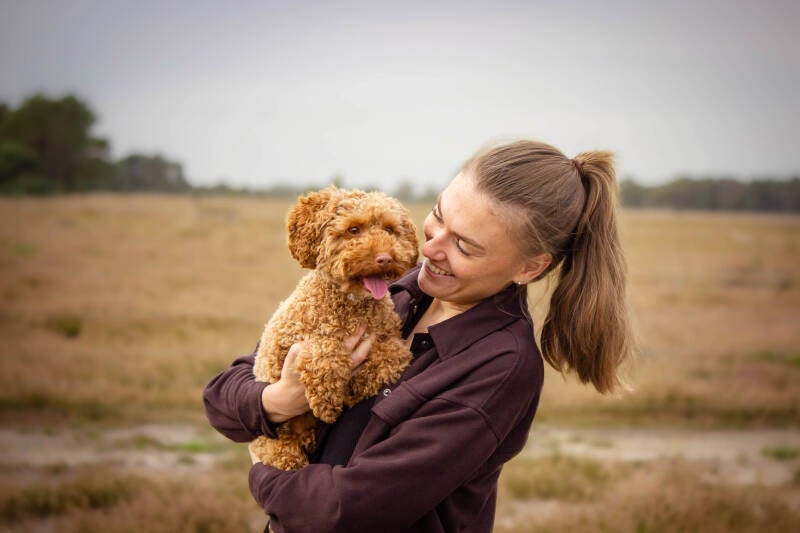 schoon stondeke fotografie, helmond, honden fotografie met baasje op buitenlocatie heide