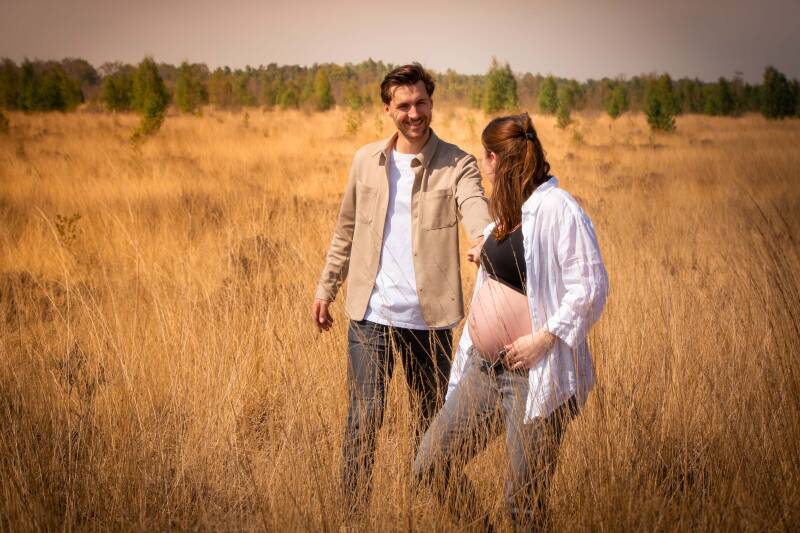 schoon-stondeke-fotografie-zwangerschaps-fotoshoot-op-heide-locatie-omgeving-helmond-imke-1-standard.jpg