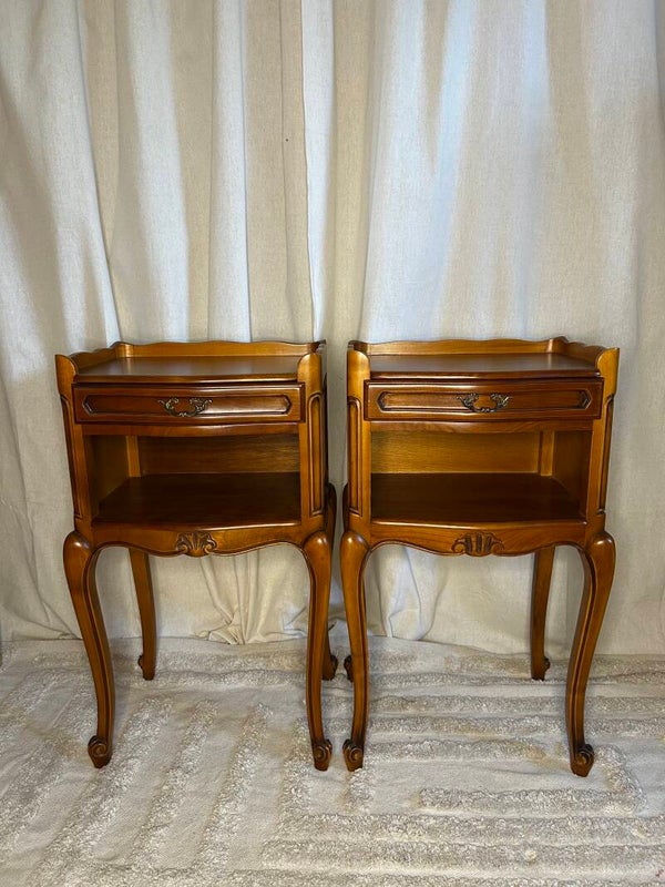 Paire de tables de chevet style Louis XV en merisier - Pièce unique