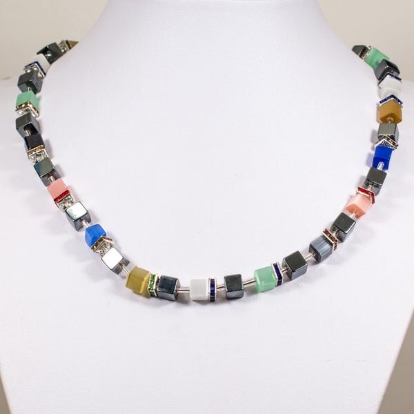 Handgemaakte prachtige kleurrijke ketting met edelstenen