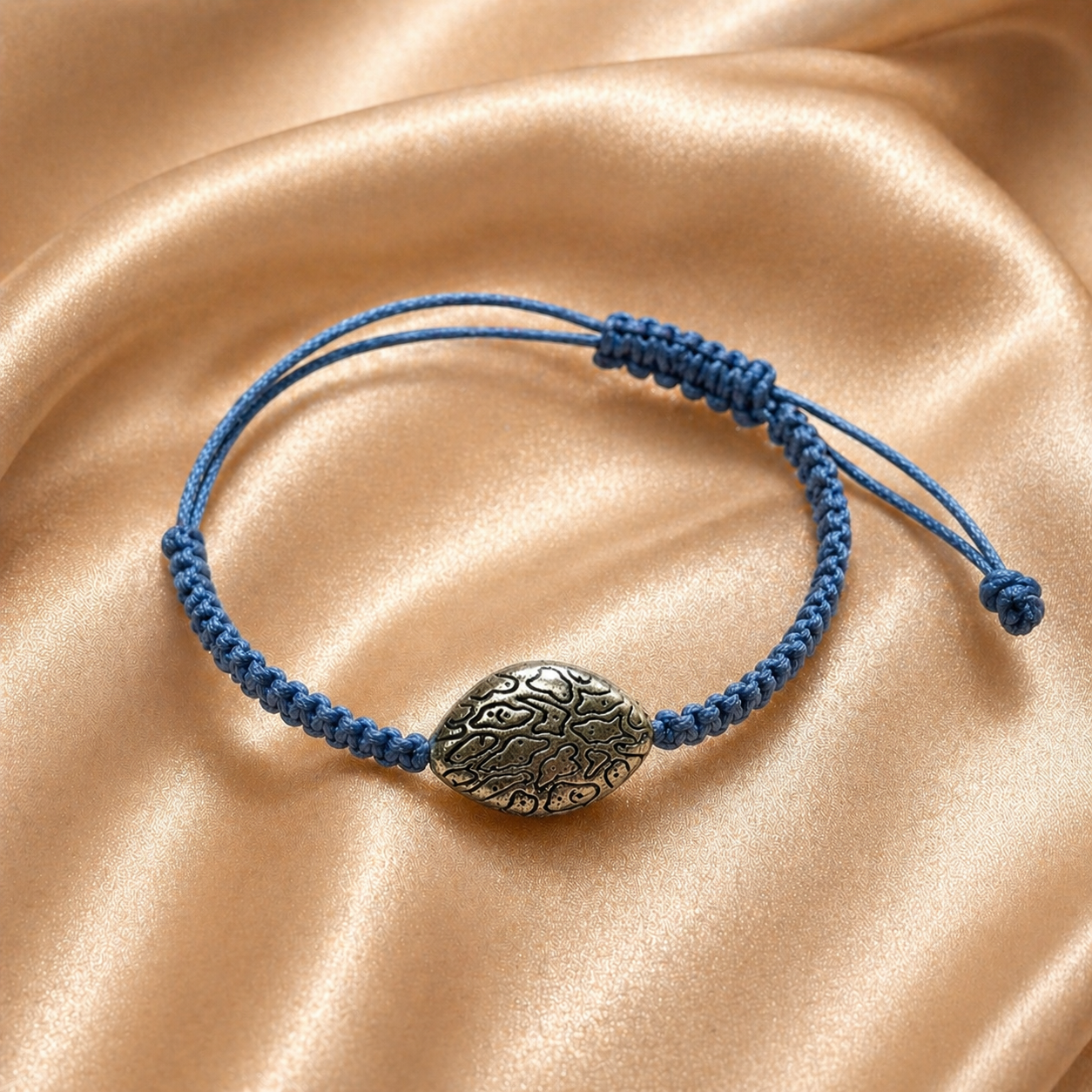 Verstelbare macramé armband met metalen design kraal