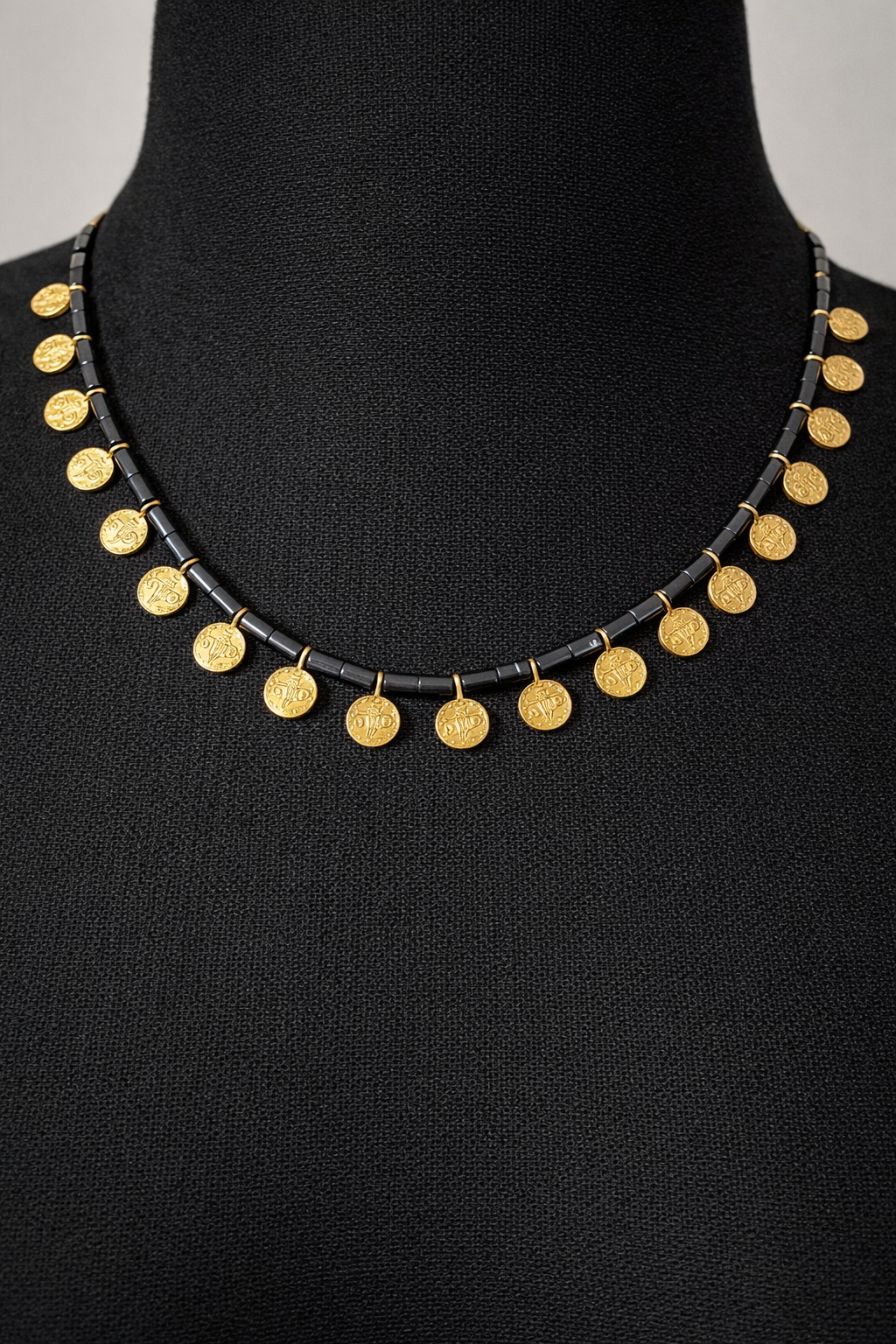 Luxe ketting met muntjes en hematiet