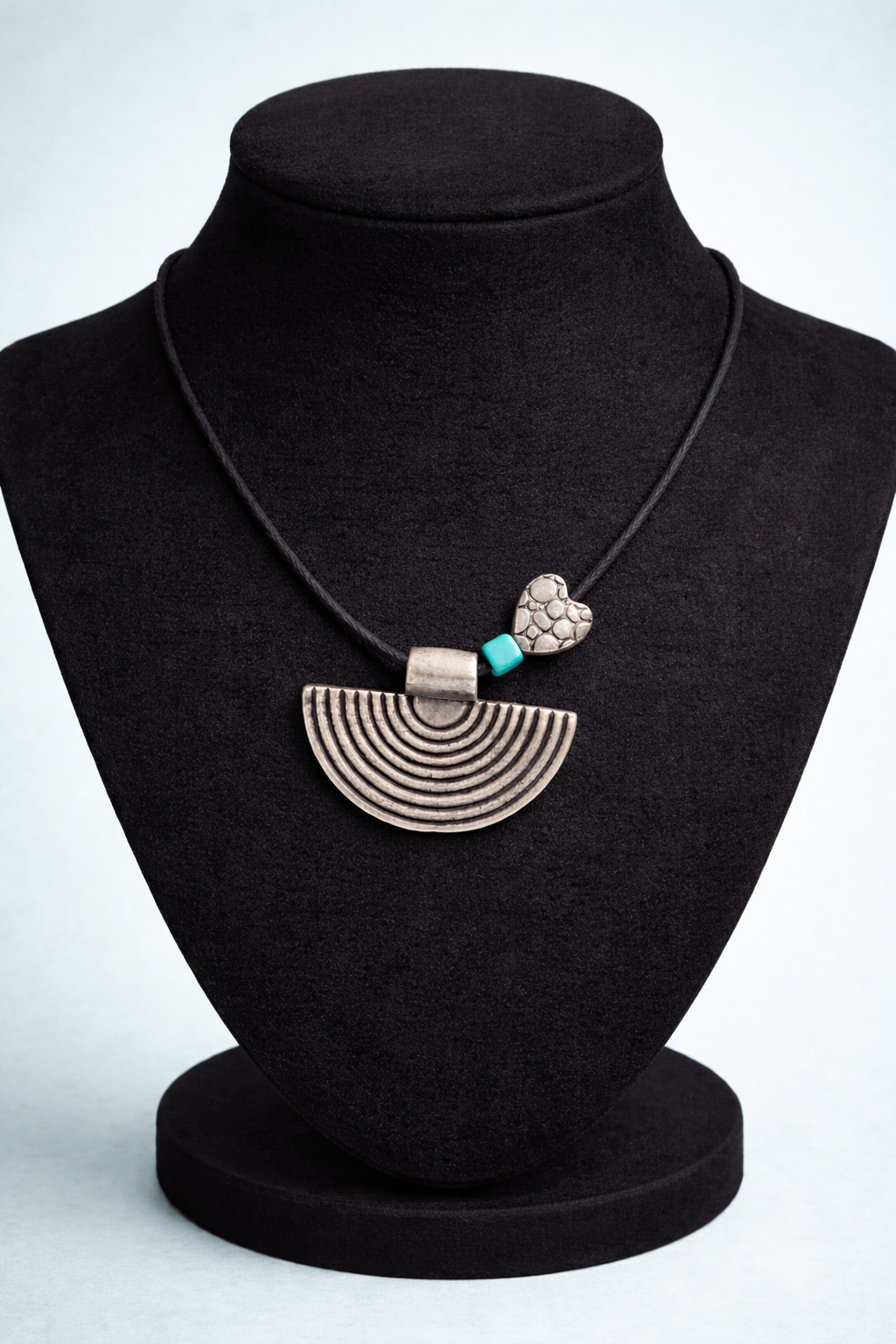 Statement ketting met zilverkleurige hanger – modern & uniek