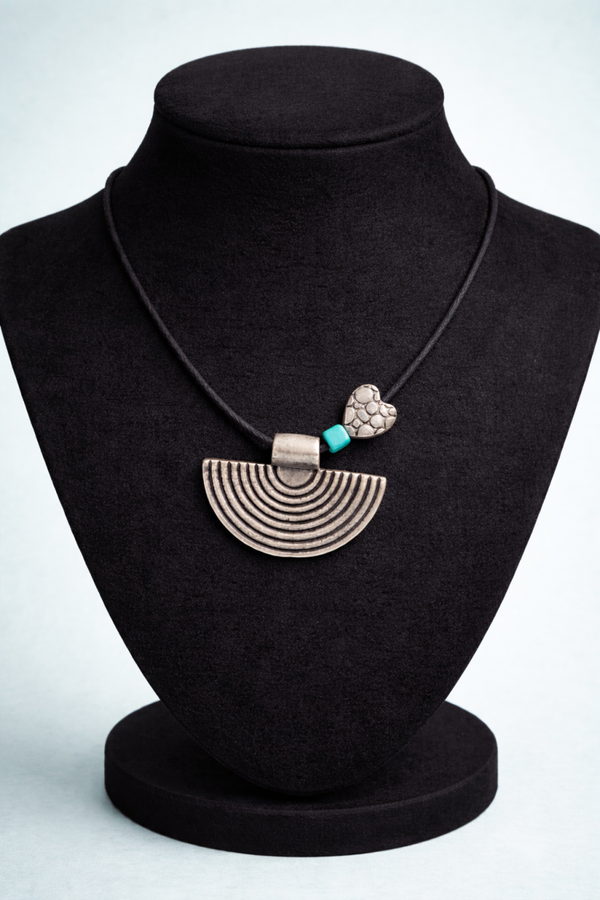 Statement ketting met zilverkleurige hanger – modern & uniek