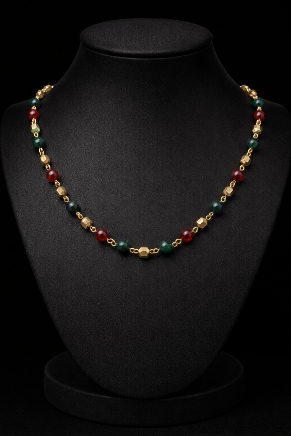 Elegante ketting met groene en rode natuurstenen
