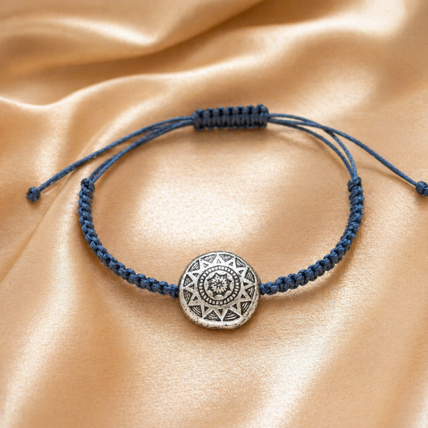 Macramé armband met ronde metalen zon-mandala kraal