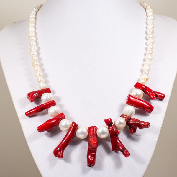 Handgemaakte ketting met parels en koraalsteen