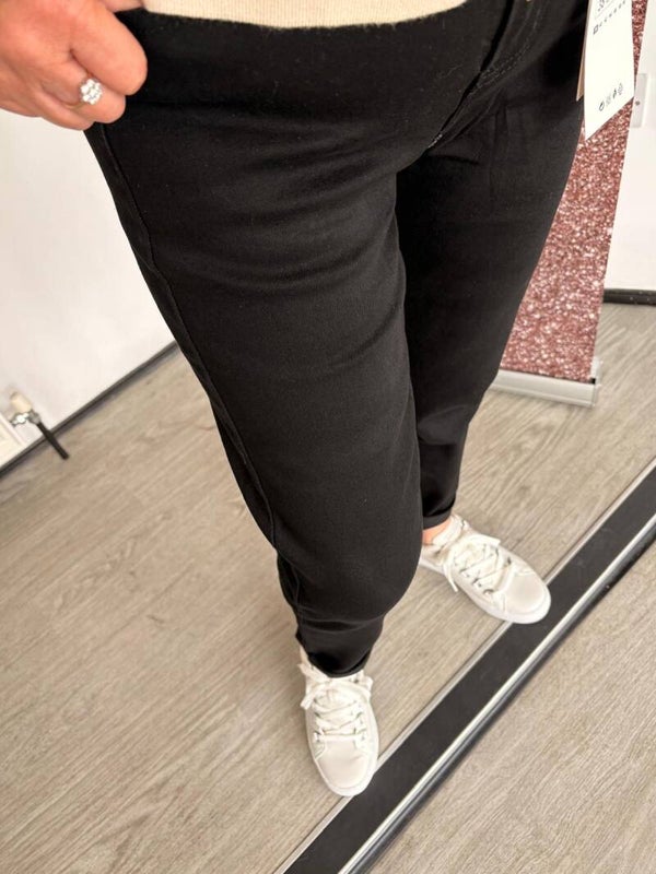 BLACK STRETCH MOM JEANS
