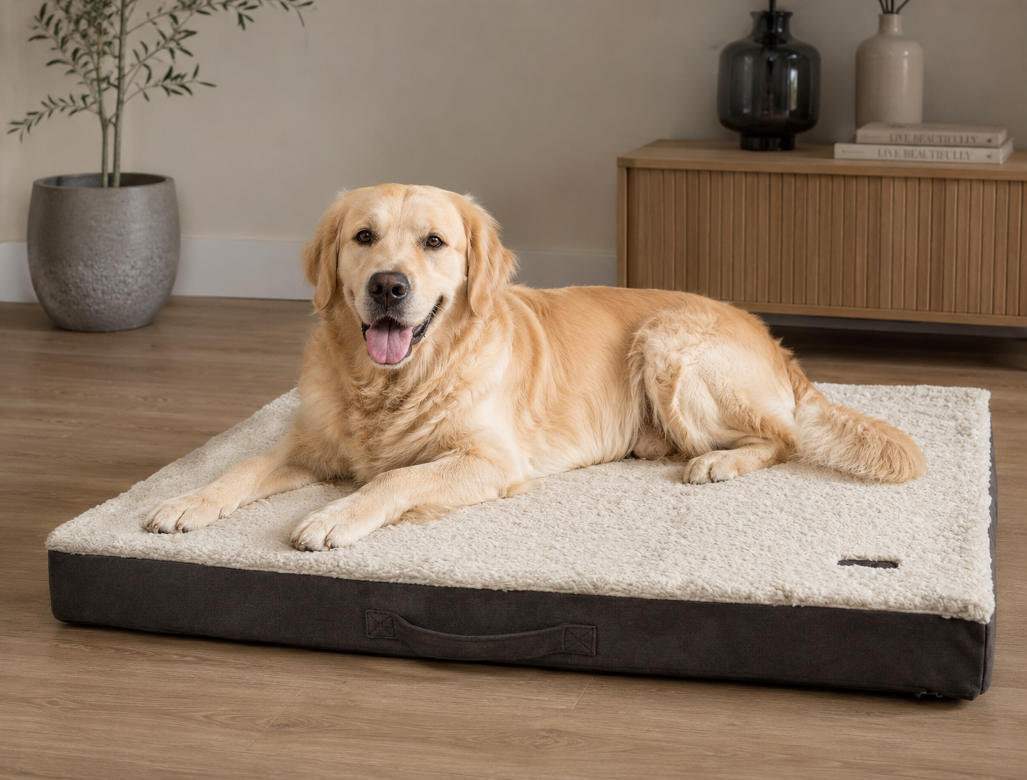 Grote hond ontspannen op orthopedisch hondenmatras met memory foam voor optimale ondersteuning van gewrichten en comfortabel slaapcomfort.