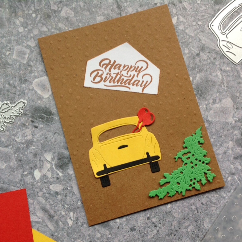 Verjaardagskaart voor iemand die net een gele auto had gekocht.