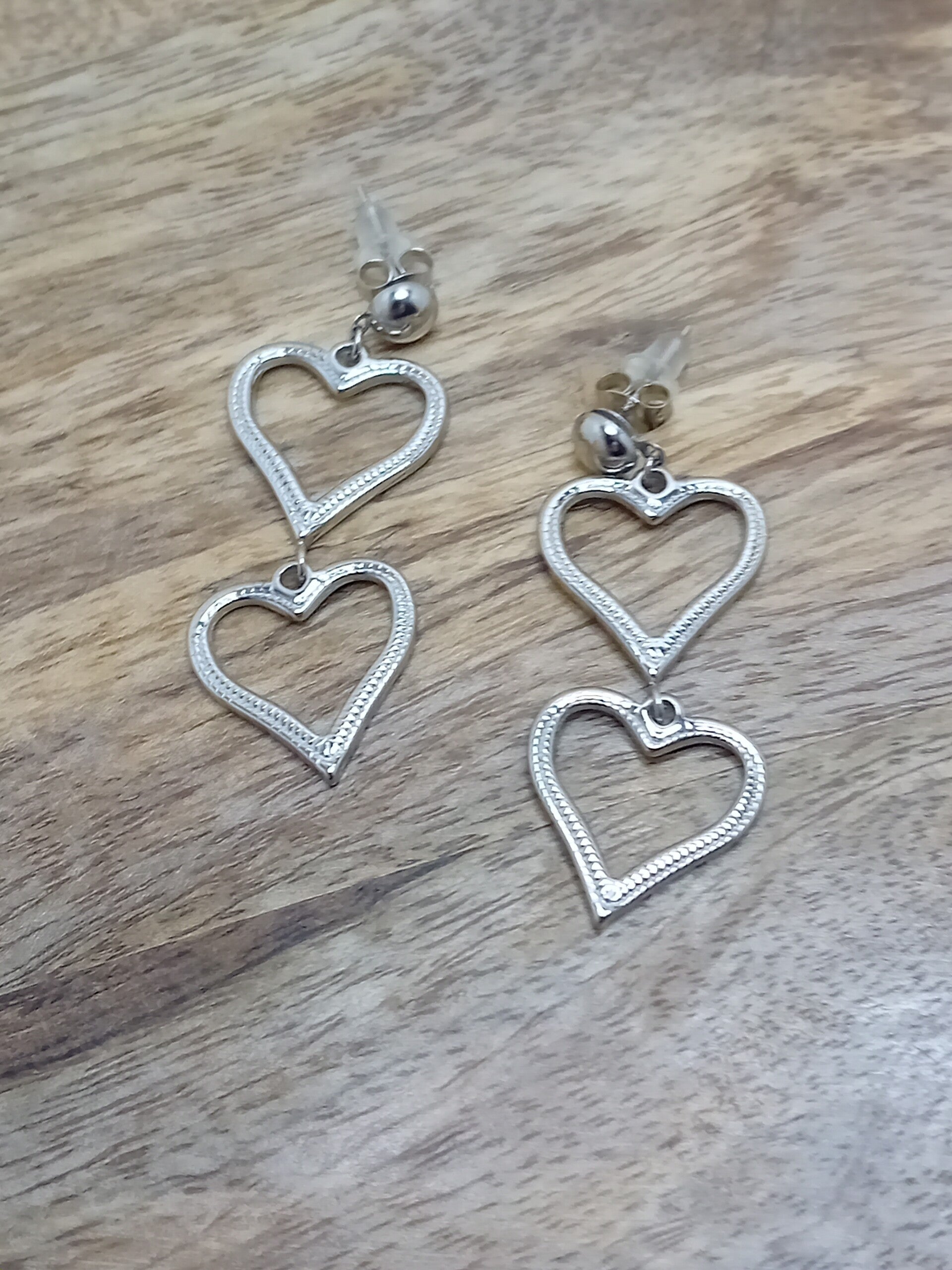 Lange oorbellen hartjes in zilverkleur RVS