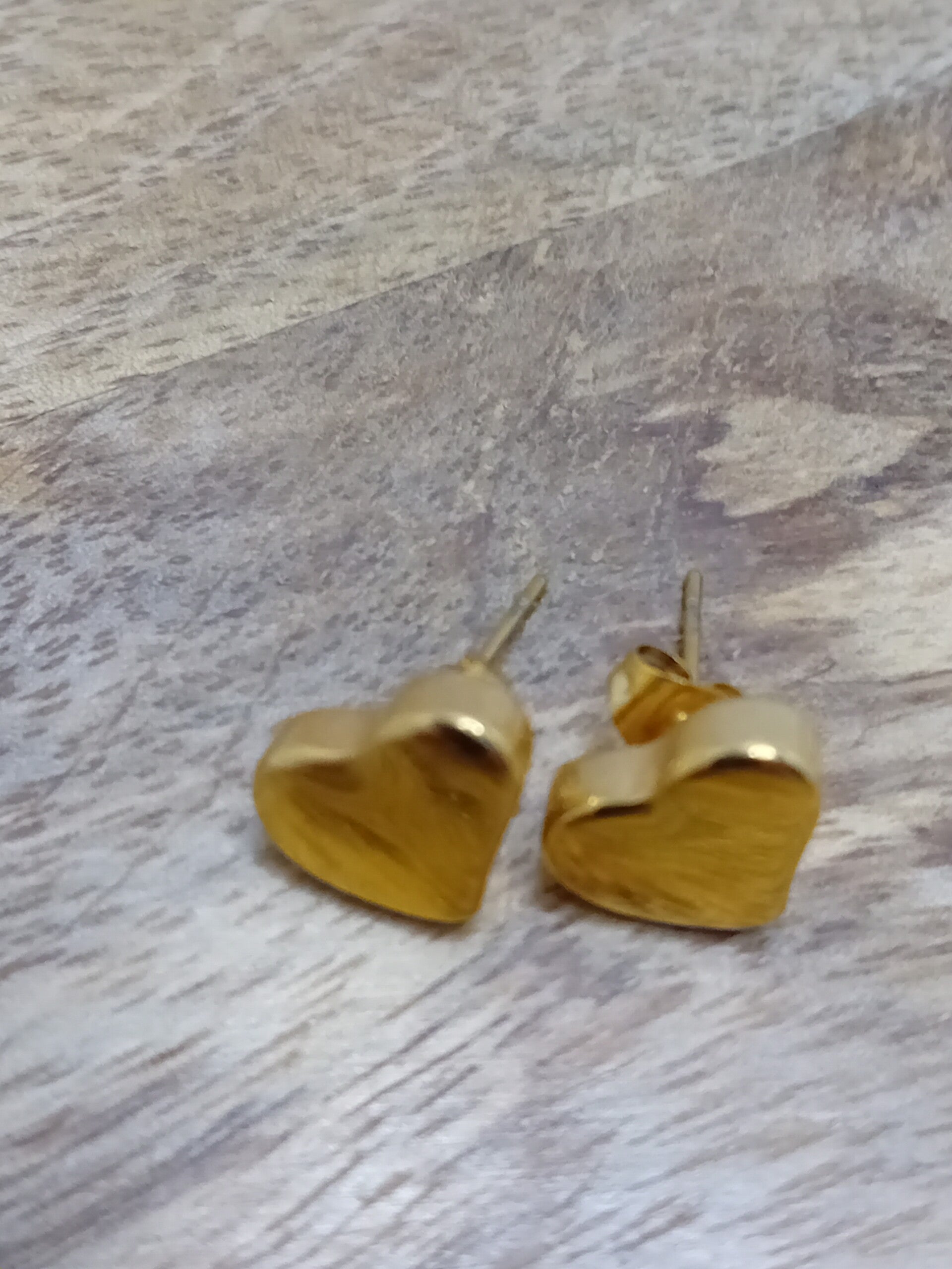 Goudkleurige hartjes oorbellen in RVS