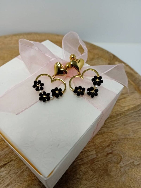 Zwarte parels in hart oorbellen