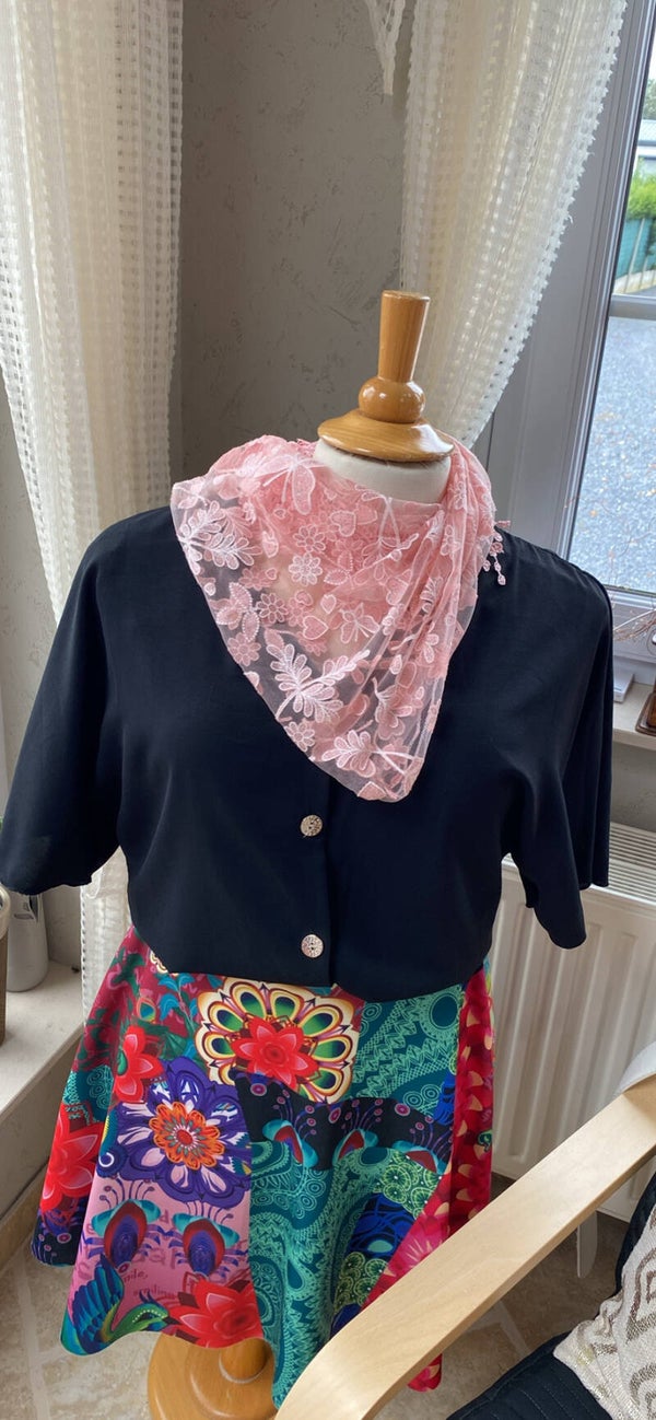 Zwart bloesje met knopen