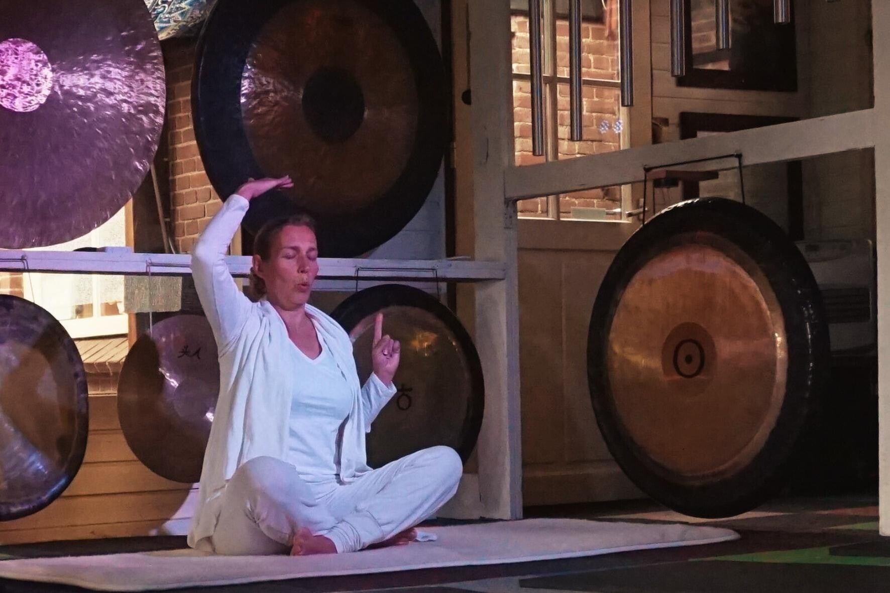 Docent Kundalini Yoga tijdens een kriya bij Kundalini Yoga Sat Nam