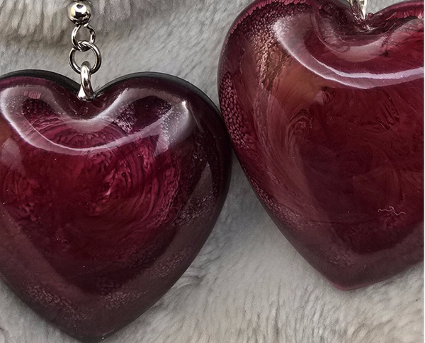 Boucles d’oreilles pendantes grand cœur rouge – Spirale & reflets blancs