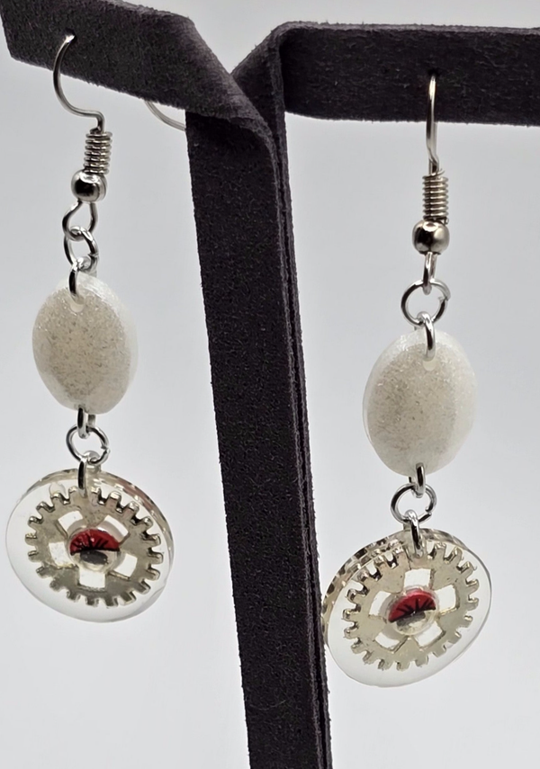 Boucles d’oreilles pendantes engrenage & œil central – Originalité assurée