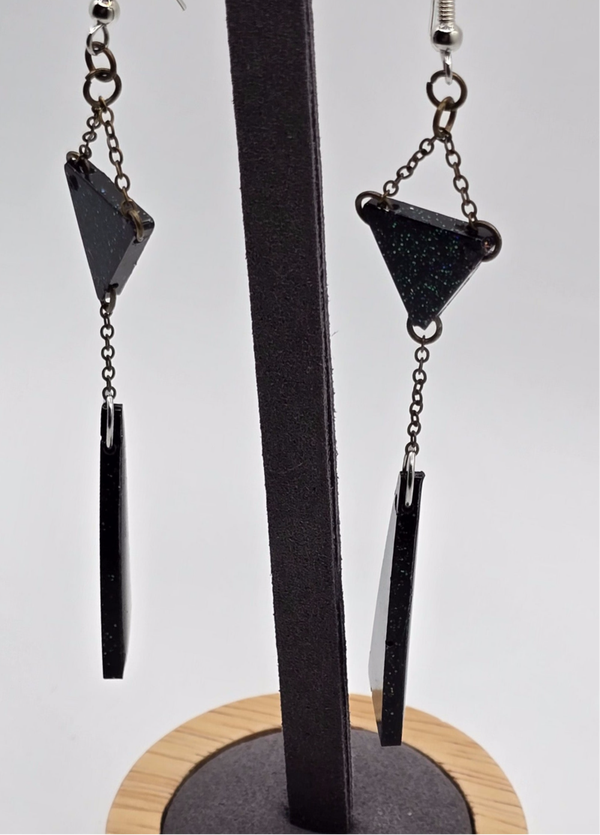 Boucles d’oreilles pendantes triangles opposés – Noir & paillettes multicolores