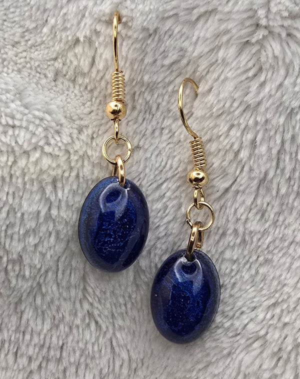 Boucles d’oreilles bleu foncé – Attache dorée