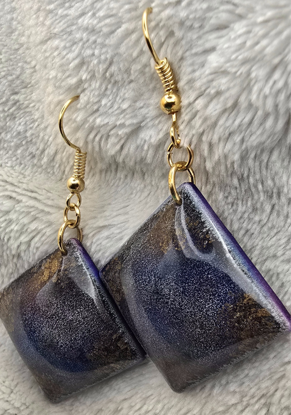 Boucles d’oreilles pendantes carrées – Bleu ciel, violet & éclats cuivrés